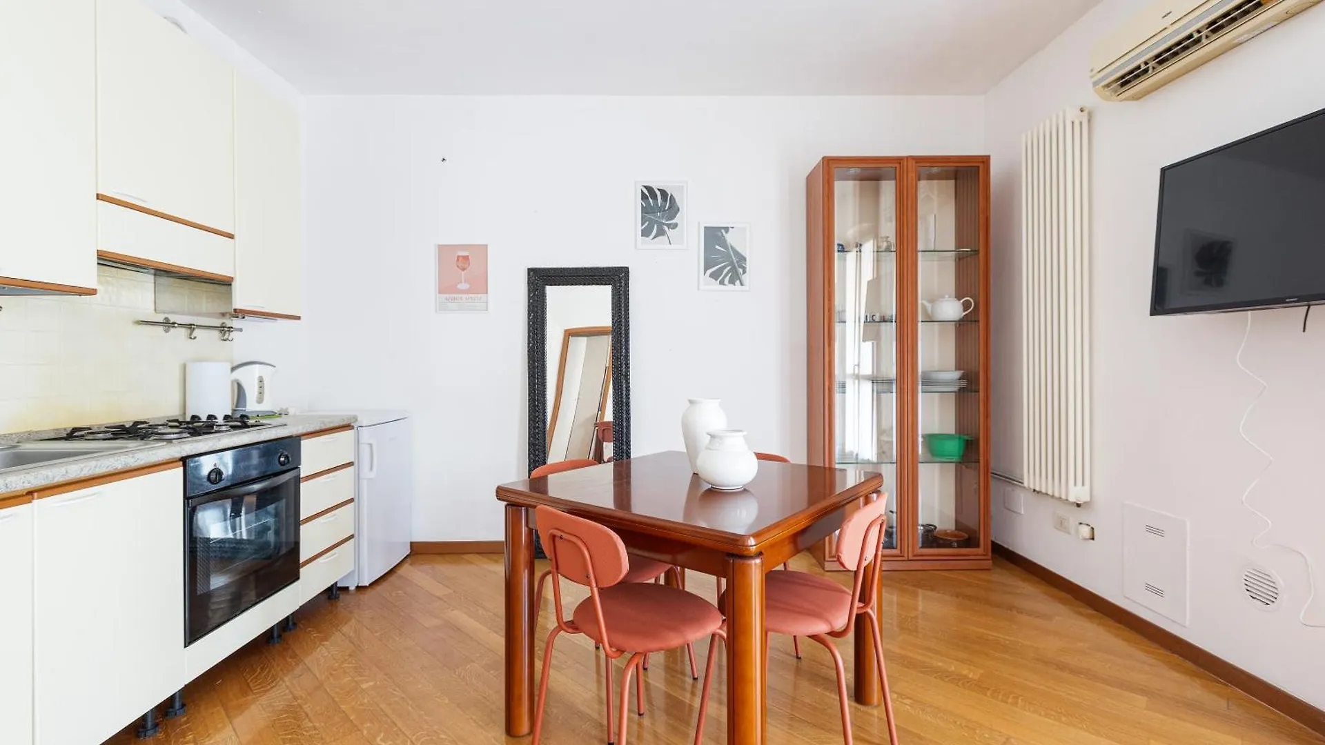 Cosy Studio With Balcony & Private Garage Milano Lägenhet
