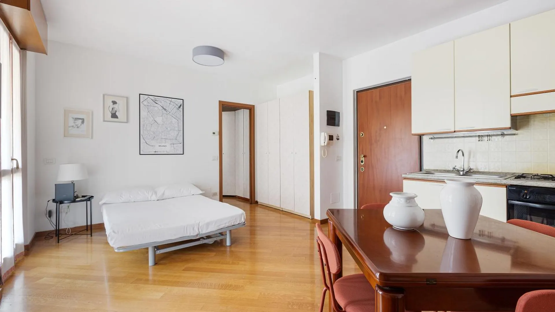 Cosy Studio With Balcony & Private Garage Milan Apartment