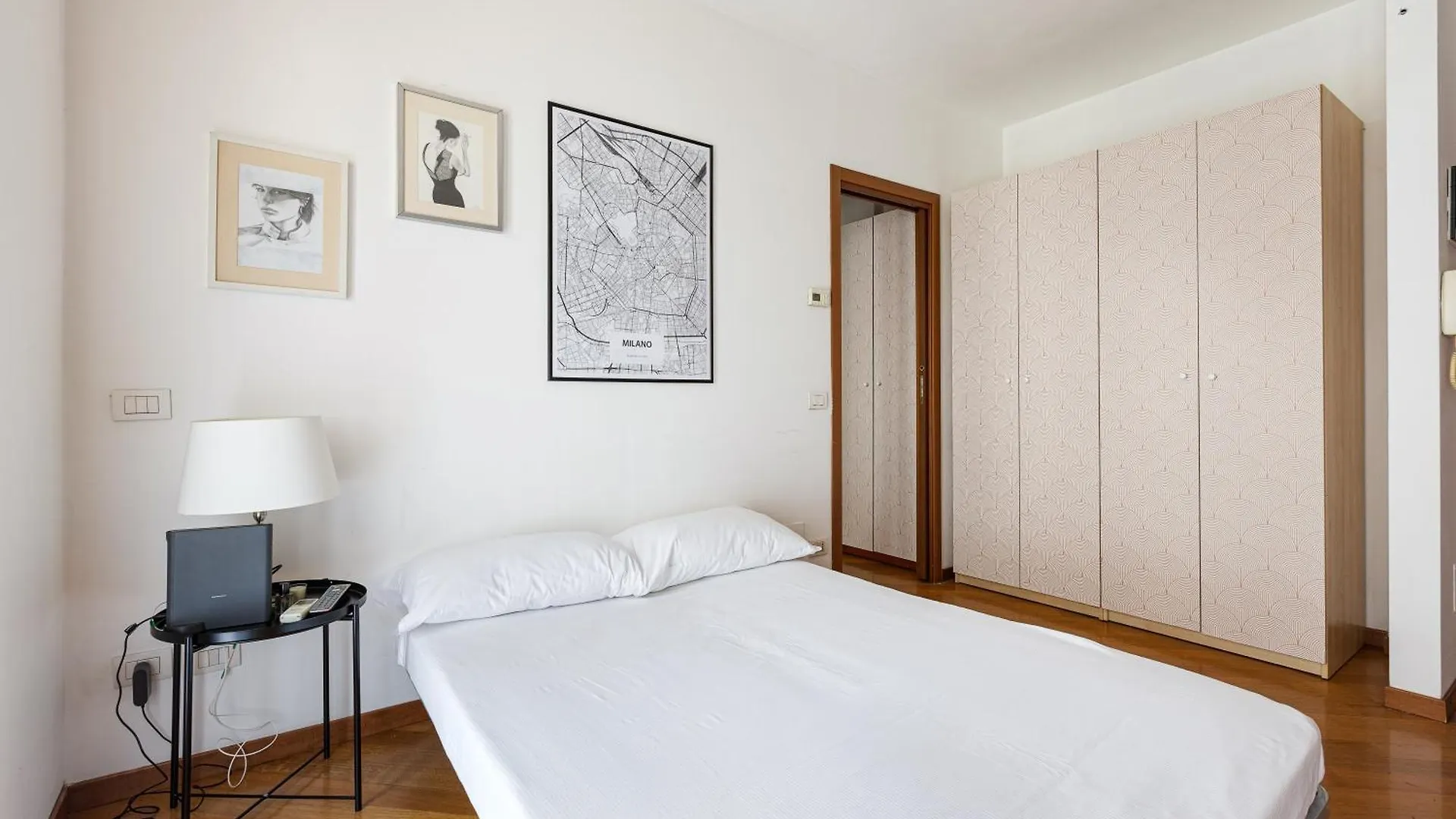 Cosy Studio With Balcony & Private Garage Milan Italy