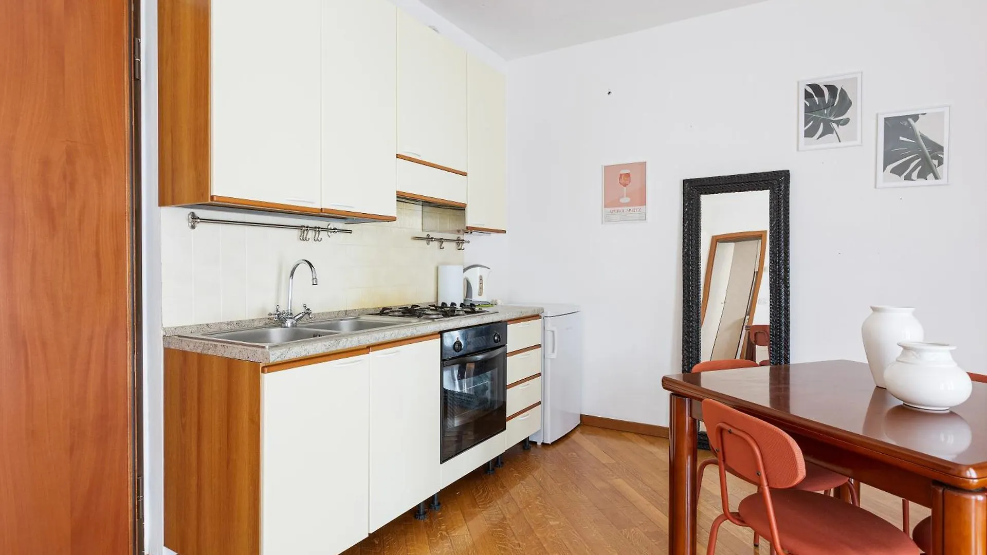 Cosy Studio With Balcony & Private Garage Milan Apartment