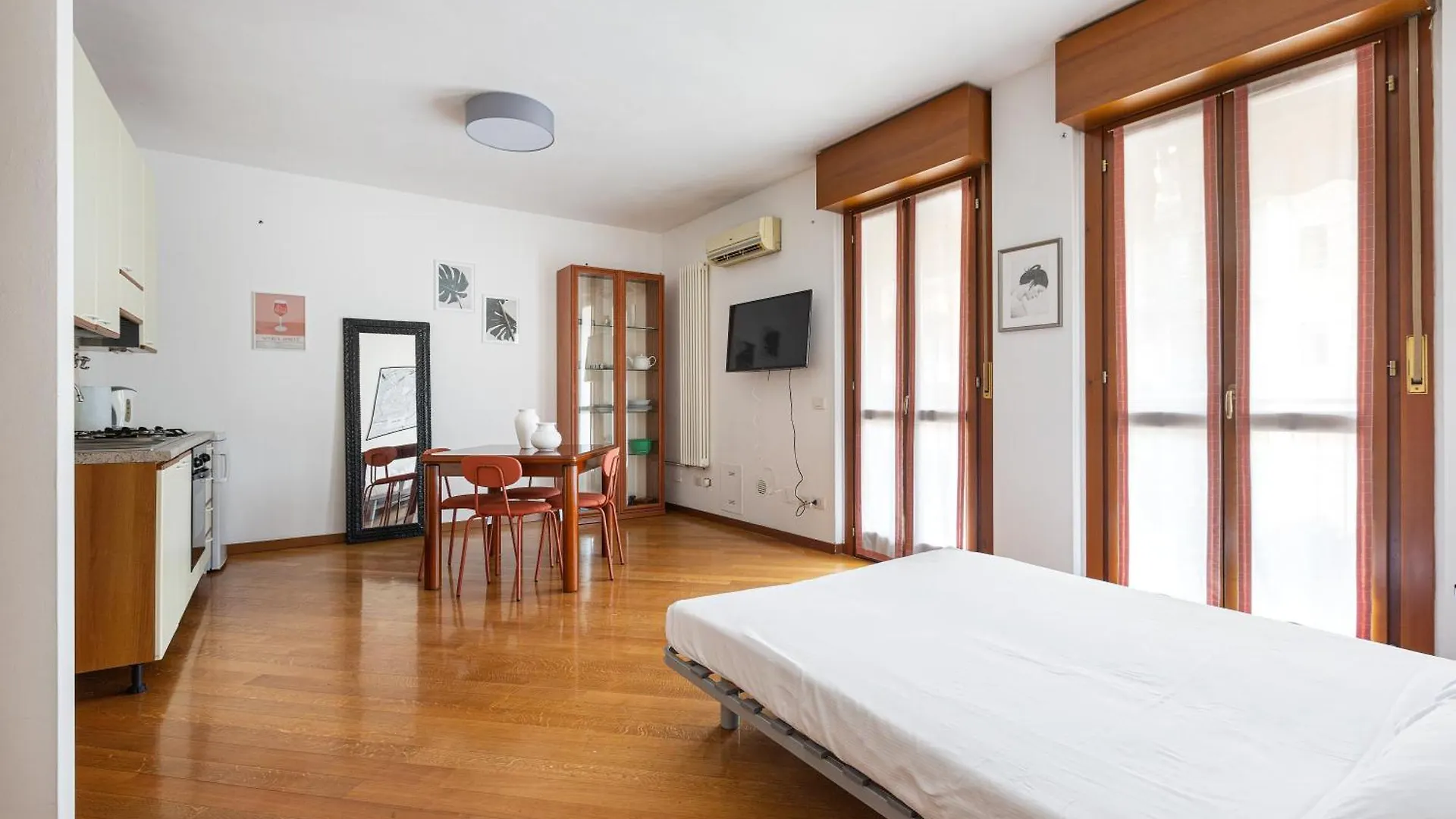 Apartment Cosy Studio With Balcony & Private Garage Milan Italy