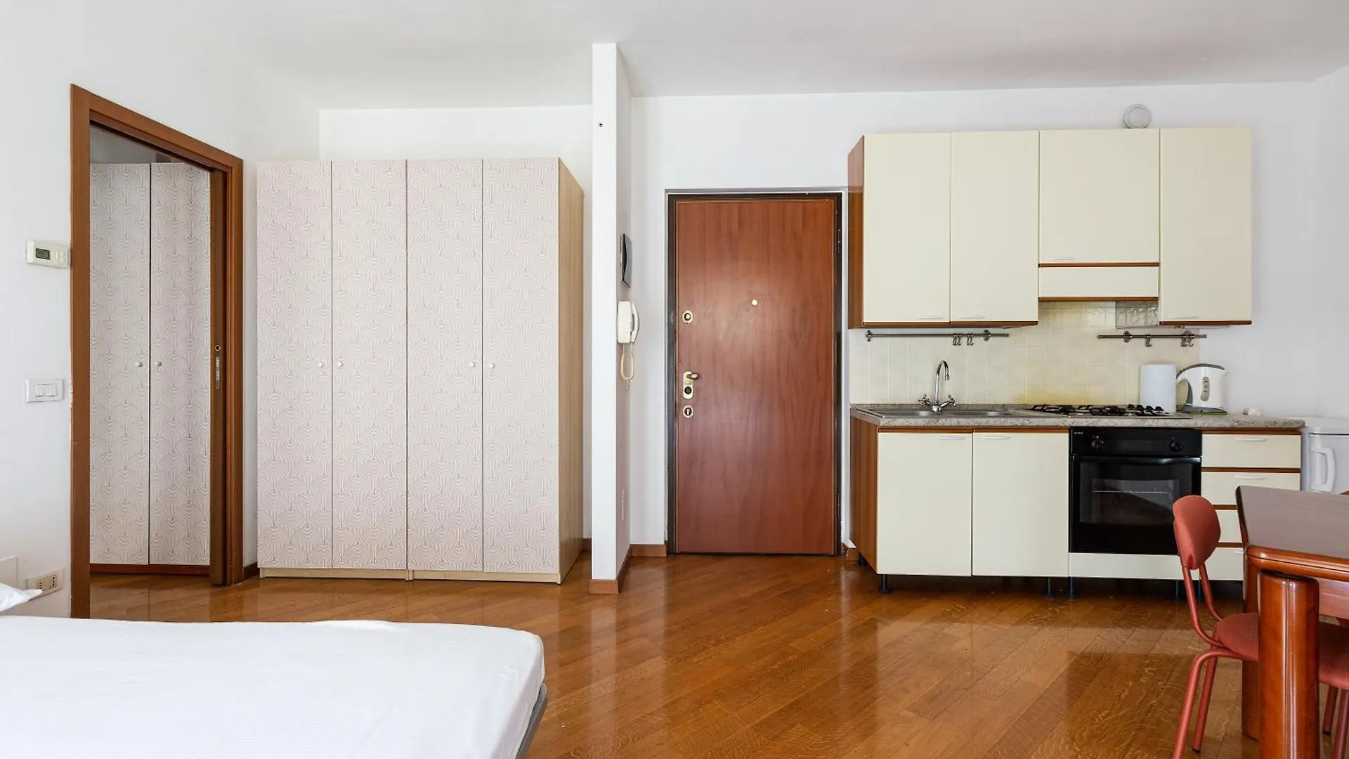 Cosy Studio With Balcony & Private Garage Milan