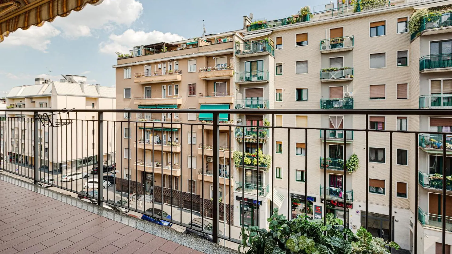 Cosy Studio With Balcony & Private Garage location
